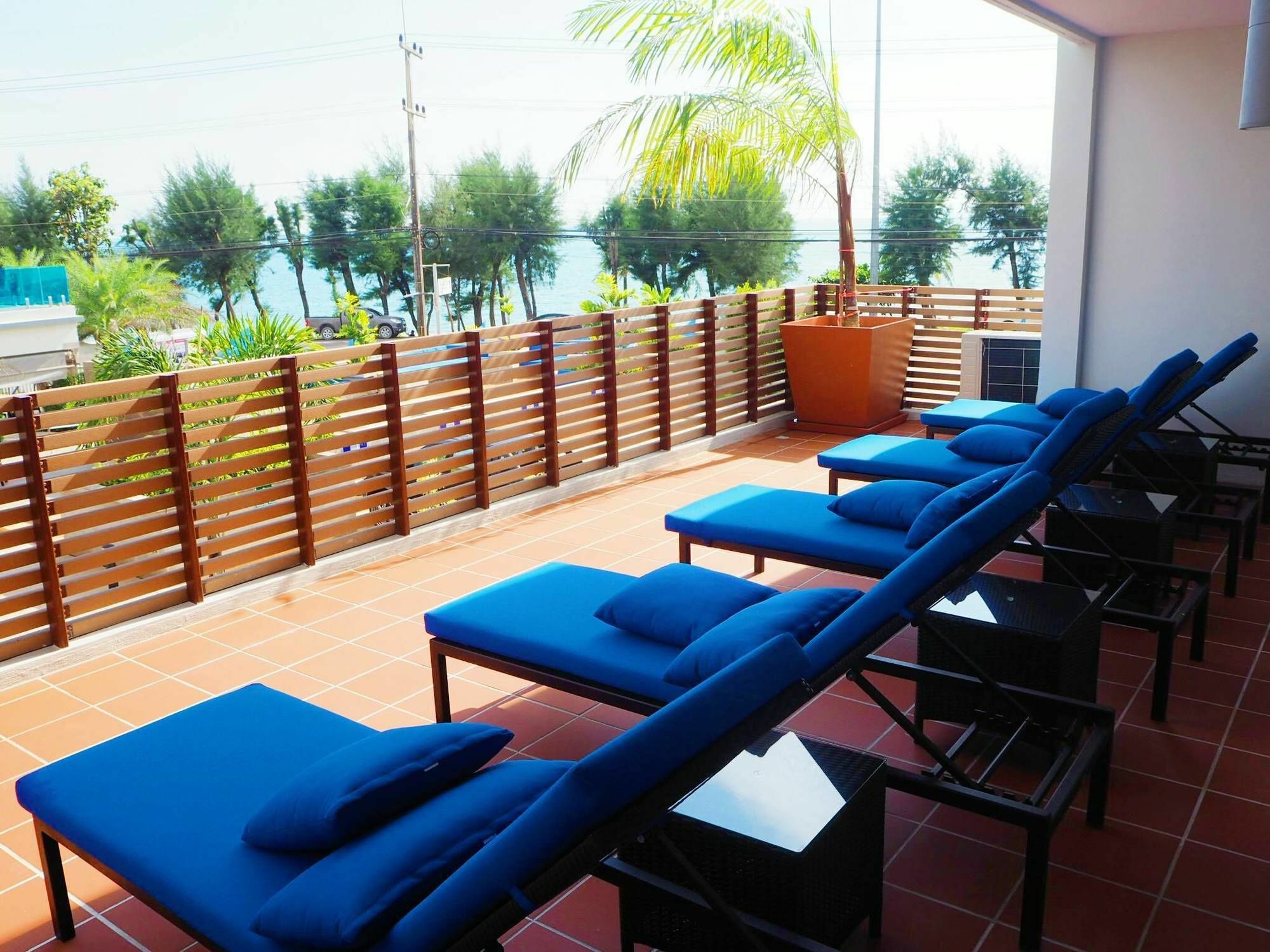 Grandblue Resort & Beachclub Mae Phim Exterior foto